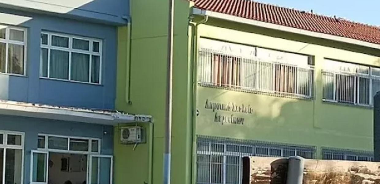 ΔΗΜΟΤΙΚΟ ΣΧΟΛΕΙΟ ΑΝΔΡΑΣ ΑΠΕΙΛΗΣΕ ΜΕ ΠΙΣΤΟΛΙ ΠΑΙΔΙΑ
