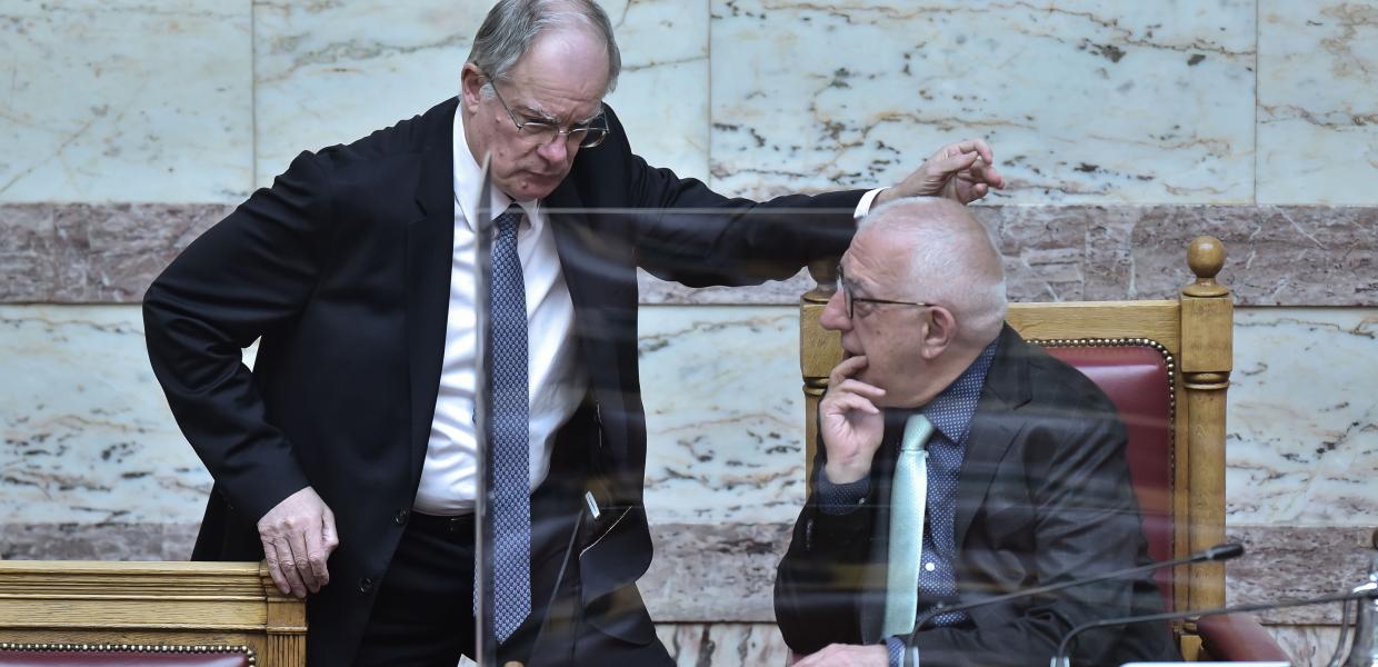 Κωνσταντίνος Τασούλας και Νικήτας Κακλαμάνης στη Βουλή