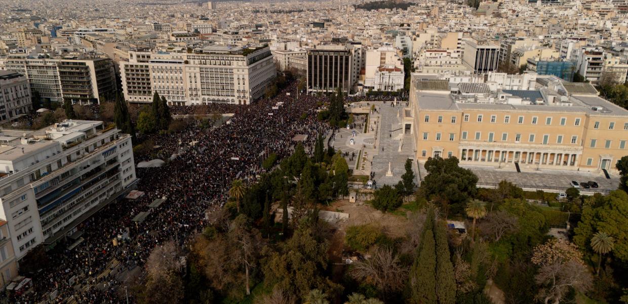 Κόσμος στο Σύνταγμα σε διαδήλωση για τα Τέμπη