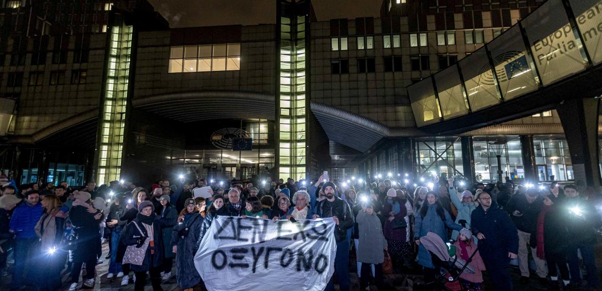 Συγκέντρωση διαμαρτυρίας μπροστά στο Ευρωπαϊκό Κοινοβούλιο στις Βρυξέλλες με κεντρικό σύνθημα «Δεν έχω οξυγόνο» για την τραγωδία στα Τέμπη, 25/01/2025