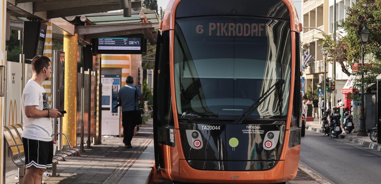 Συρμός του τραμ σε στάση