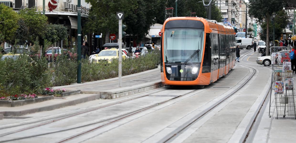 ΤΡΑΜ ΠΕΙΡΑΙΑΣ ΣΥΓΚΡΟΥΣΤΗΚΕ ΜΕ ΙΧ
