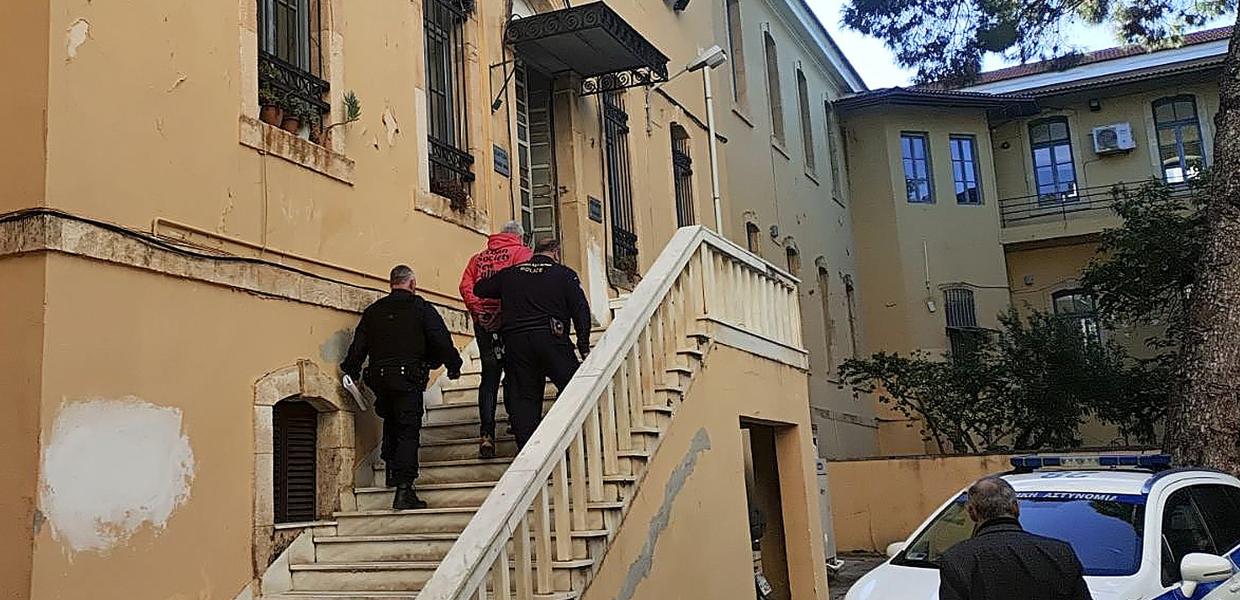 Μεταγωγή στον Εισαγγελέα του δράστη που προκάλεσε το φονικό τροχαίο στα Χανιά
