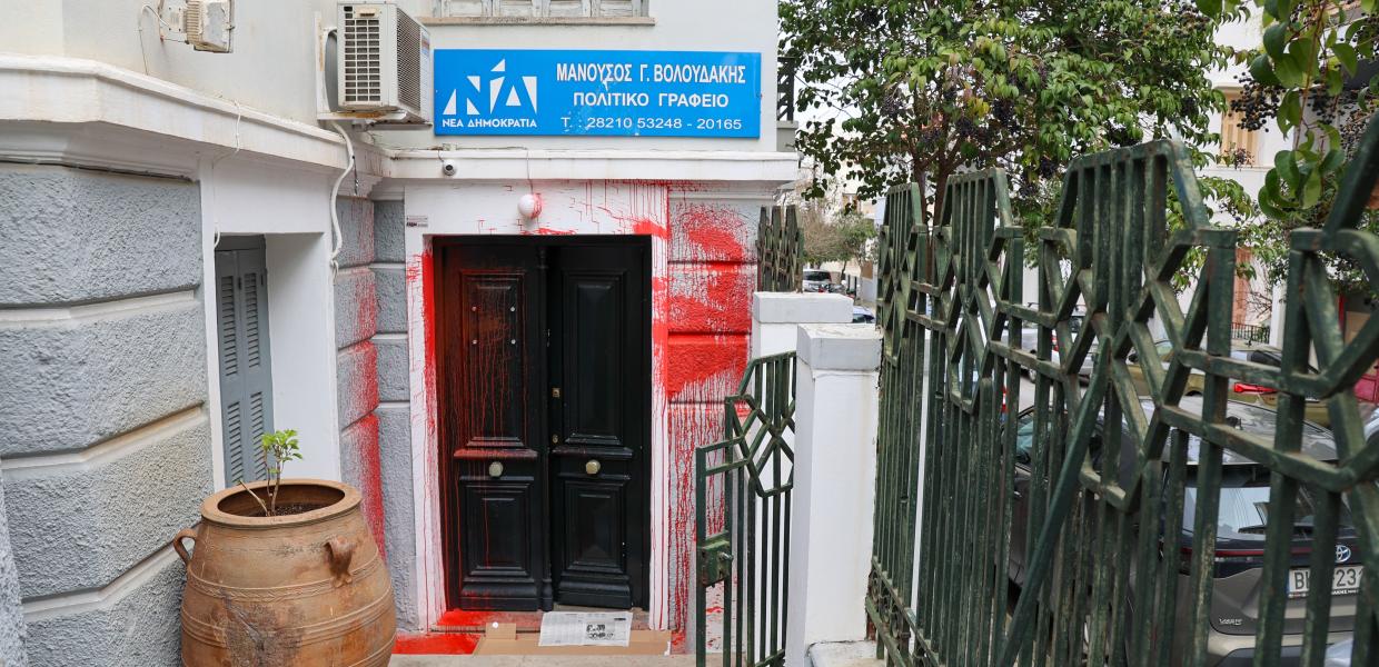 Μπογιές σε γραφείο