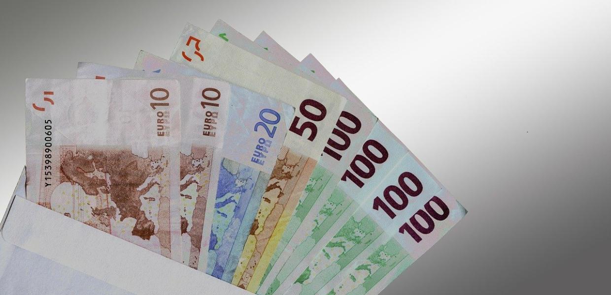 Χαρτονομίσματα ευρώ βγαίνουν από φάκελο
