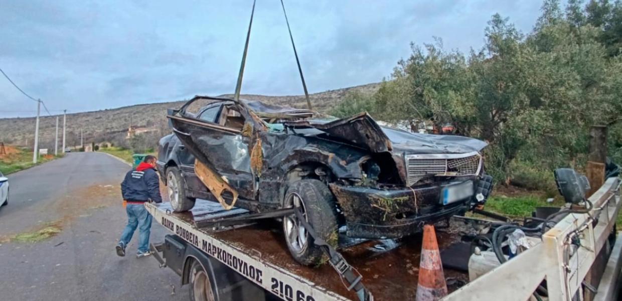 Θανατηφόρο τροχαίο στη Φυλή - Η οδική βοήθεια παραλαμβάνει το κατεστραμμένο αυτοκίνητο