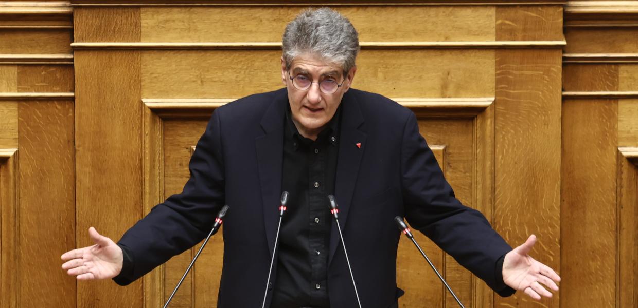 Ο Χρήστος Γιαννούλης στο βήμα της Βουλής