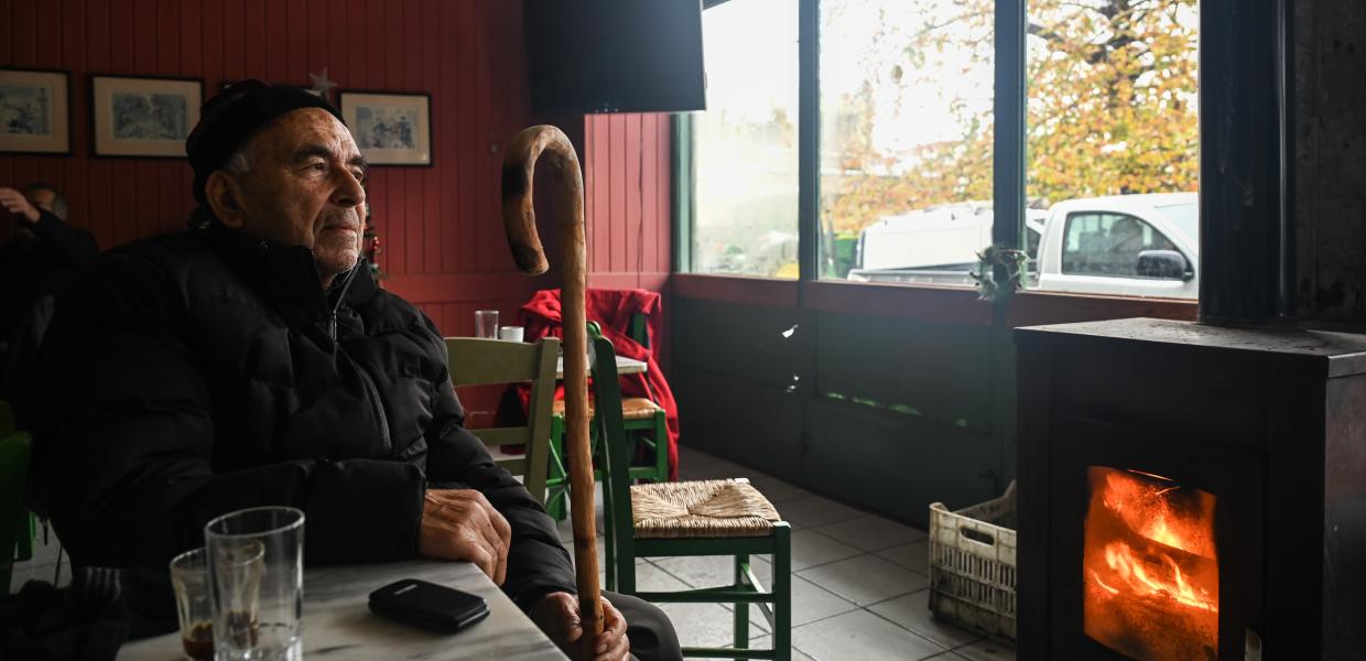 Άνδρας μπροστά σε σόμπα σε καφενείο στις Ερυθρές Αττικής 