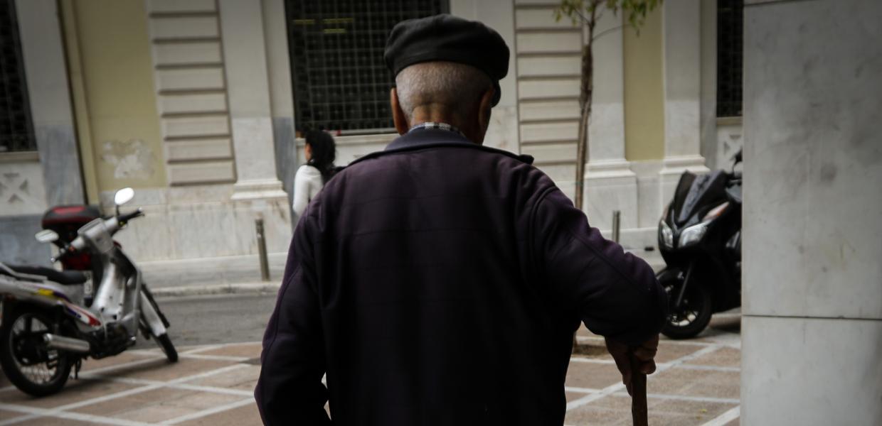 Ηλικιωμενος με μπαστούνι