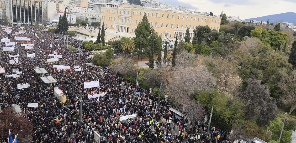 Κόσμος στο Σύνταγμα