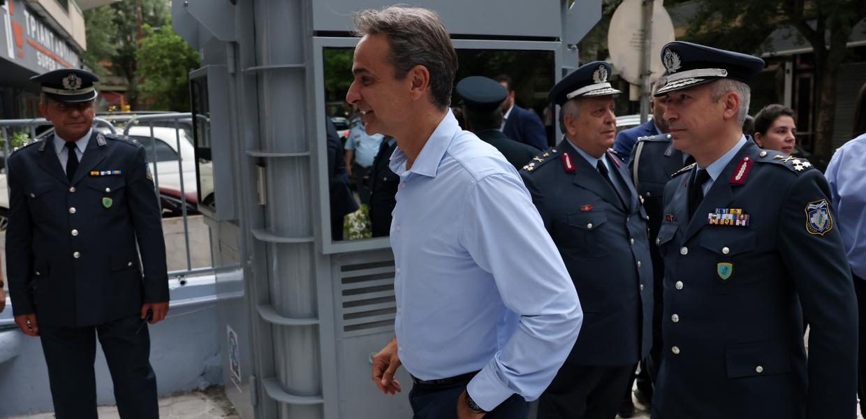 Ο Κυριάκος Μητσοτάκης με αστυνομικούς