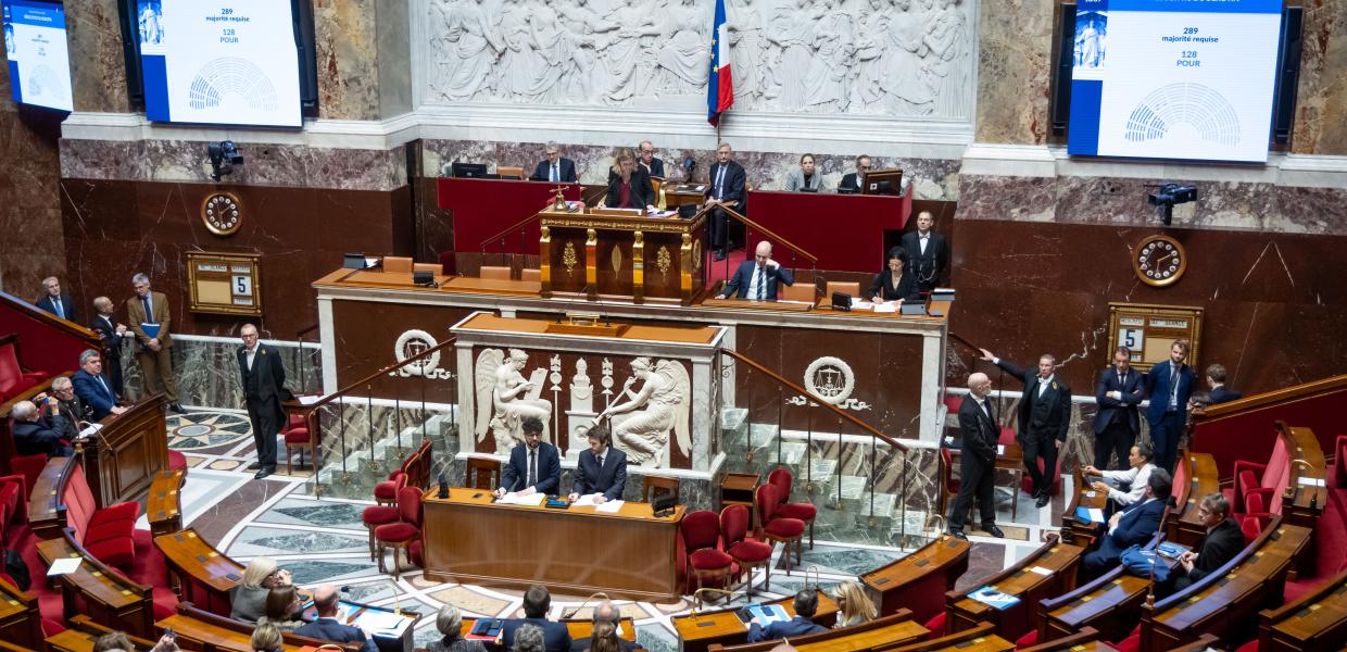 ΑΠΠΟΡΙΦΘΗΚΑΝ ΟΙ ΠΡΟΤΑΣΕΙΣ ΔΥΣΠΙΣΤΙΑΣ ΣΤΗ ΓΑΛΛΙΑ ΚΑΤΑ ΜΠΑΙΡΟΥ