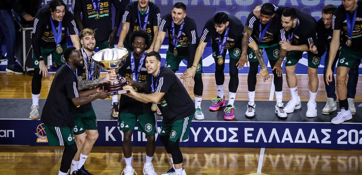 Ο Παναθηναϊκός πανηγυρίζει το κύπελλο μπάσκετ
