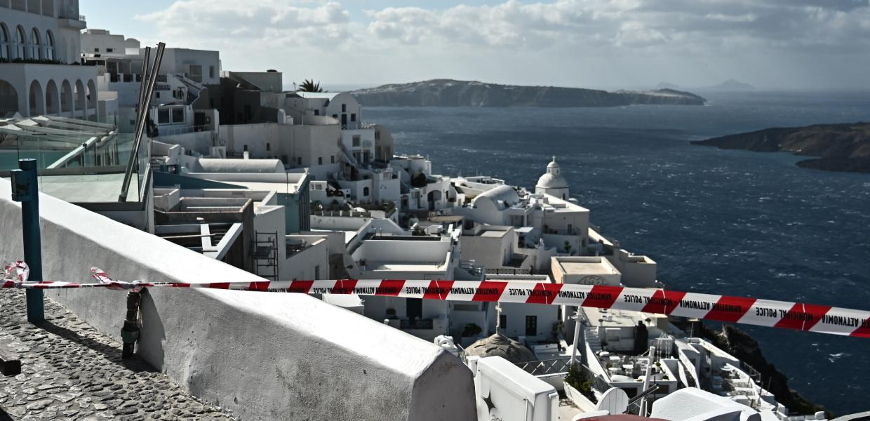 Κορδέλα της αστυνομίας «κόβει» την πρόσβαση σε κτίρια της καλδέρας στη Σαντορίνη