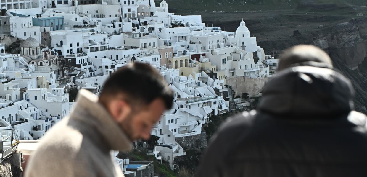 Άποψη της Σαντορίνης με δύο άτομα στο πρώτο πλάνο