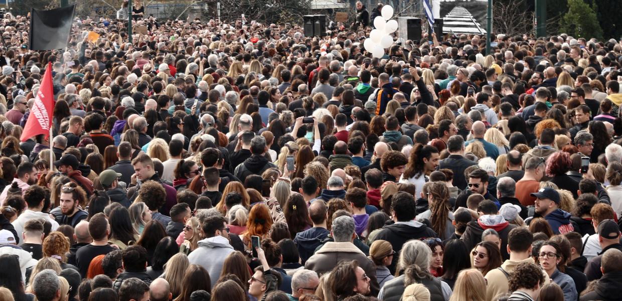 Κόσμος στο Σύνταγμα για τα Τέμπη