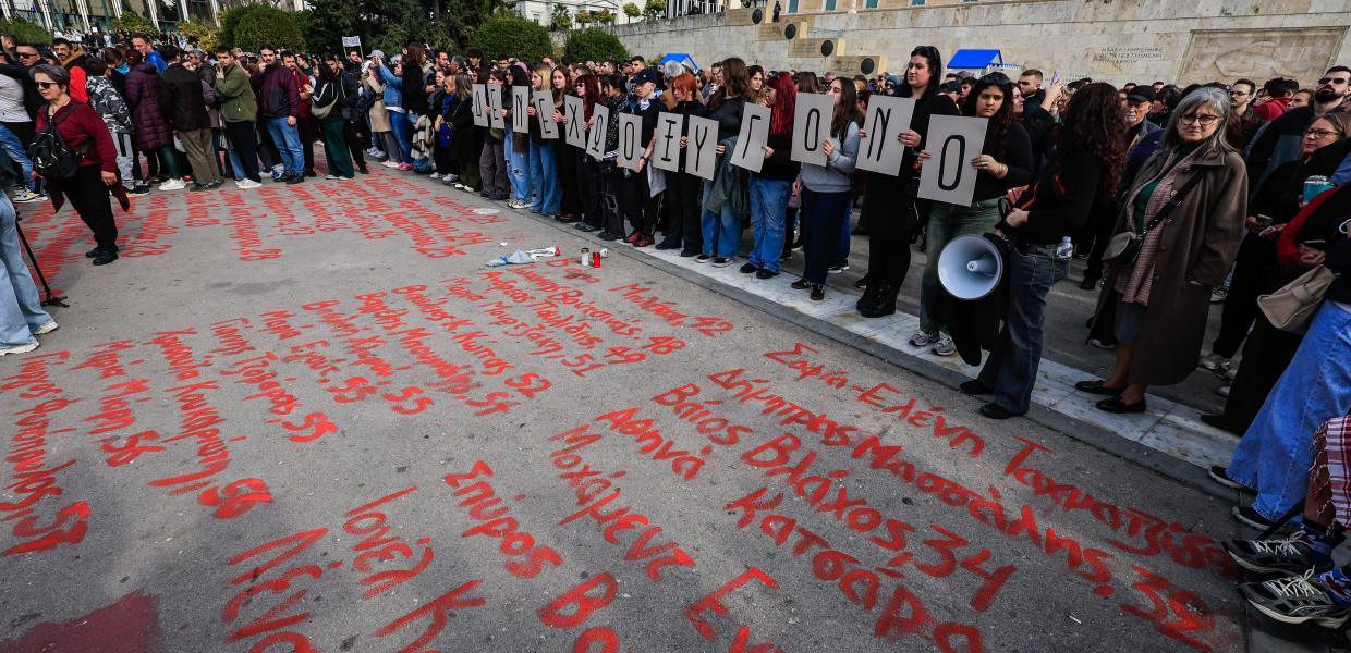 Κόσμος στο Σύνταγμα για τα Τέμπη