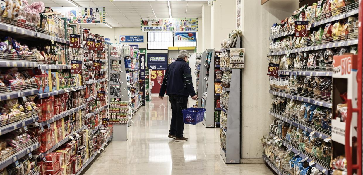 Άνδρας σε σούπερ μάρκετ