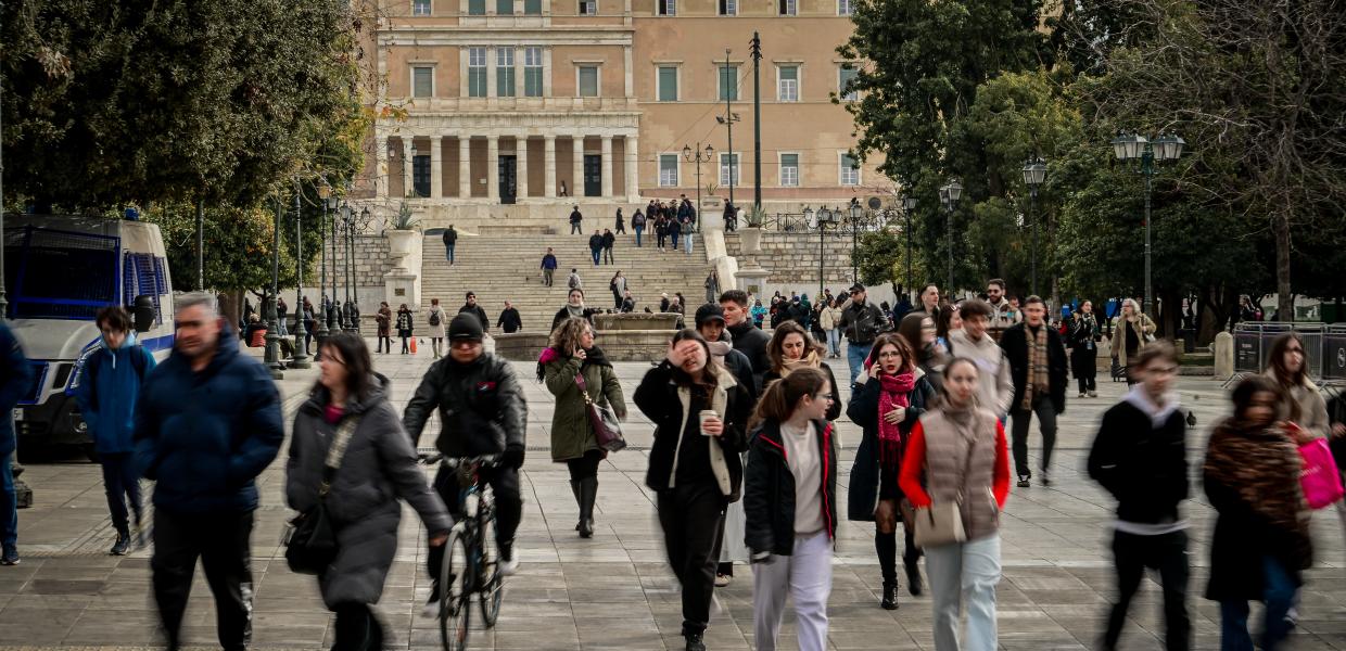 Πολίτες περπατούν στην πλατεία Συντάγματος