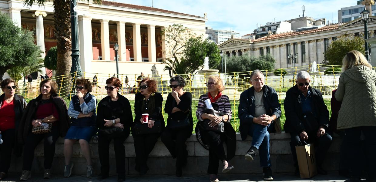 Συνταξιούχοι κάθονται σε πεζούλι στα Προπύλαια