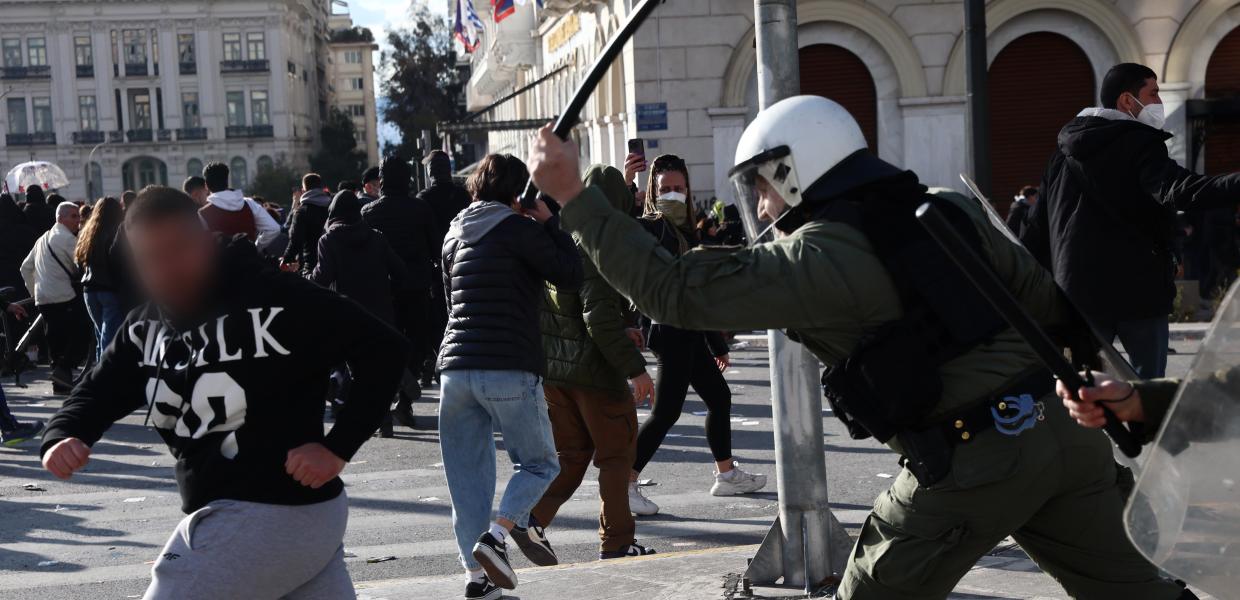 ΜΑΤ κατά διαδηλωτή στη συγκέντρωση για τα Τέμπη