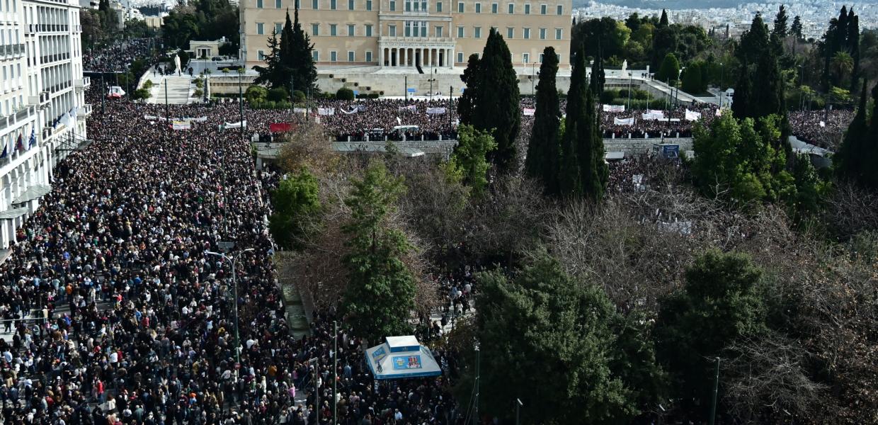 Κόσμος στο σύτναγμα για τα Τέμπη