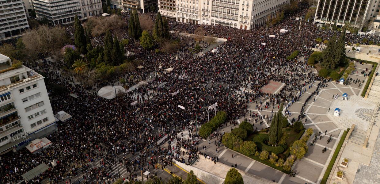 Άνθρωποι διμαρτύρονται για τα Τέμπη στην πλατεία Συντάγματος 
