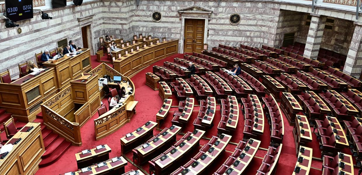 Άδεια έδρανα στη Βουλή