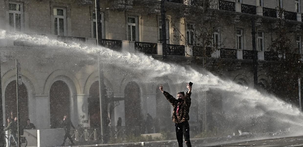 Διαδηλώτρια ενώ η αύρα ρίχνει νερό