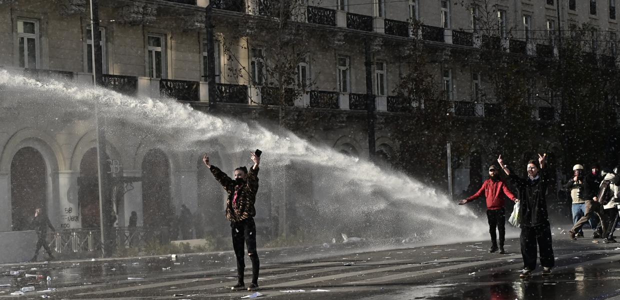 Διαδηλώτρια απέναντι στην αύρα της αστυνομίας