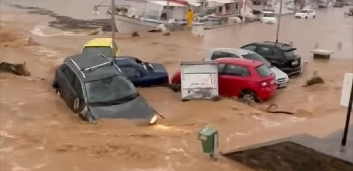 Πλημμυρισμένοι δρόμοι στην Πάρο από την κακοκαιρία
