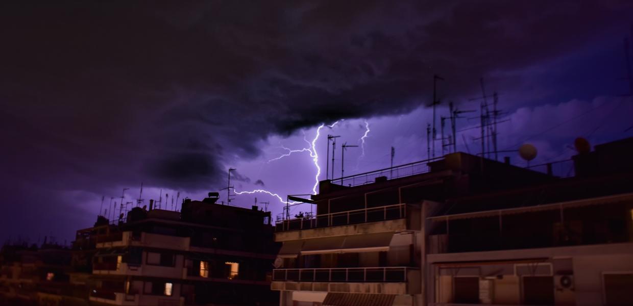 Κεραυνοί και σύννεφα πάνω από αστικό τοπίο