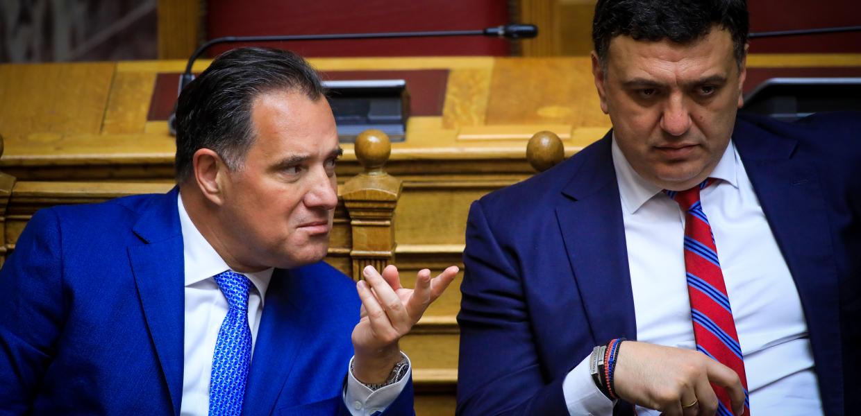 Ο Άδωνις Γεωργιάδης και ο Βασίλης Κικίλιας στη Βουλή