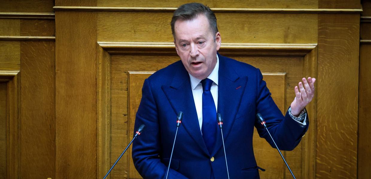 Ο Βασίλης Κόκκαλης στη Βουλή