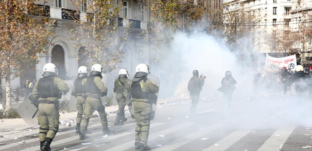 ΜΑΤ ρίχνουν χημικά