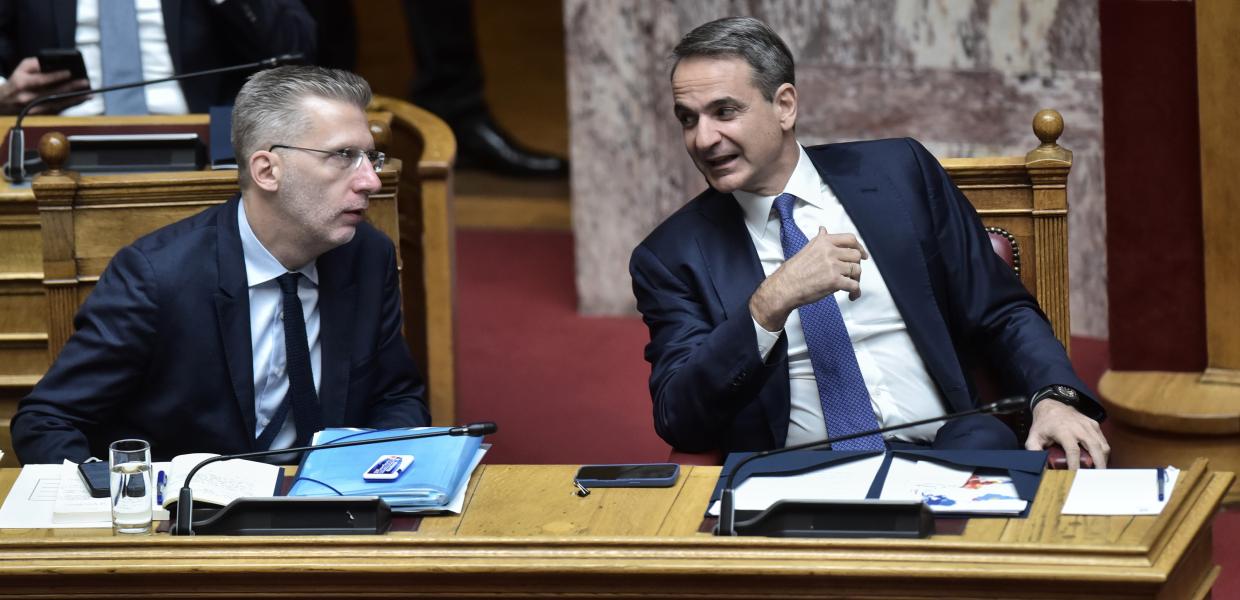 Άκης Σκέρτσος και Κυριάκος Μητσοτάκης στη Βουλή