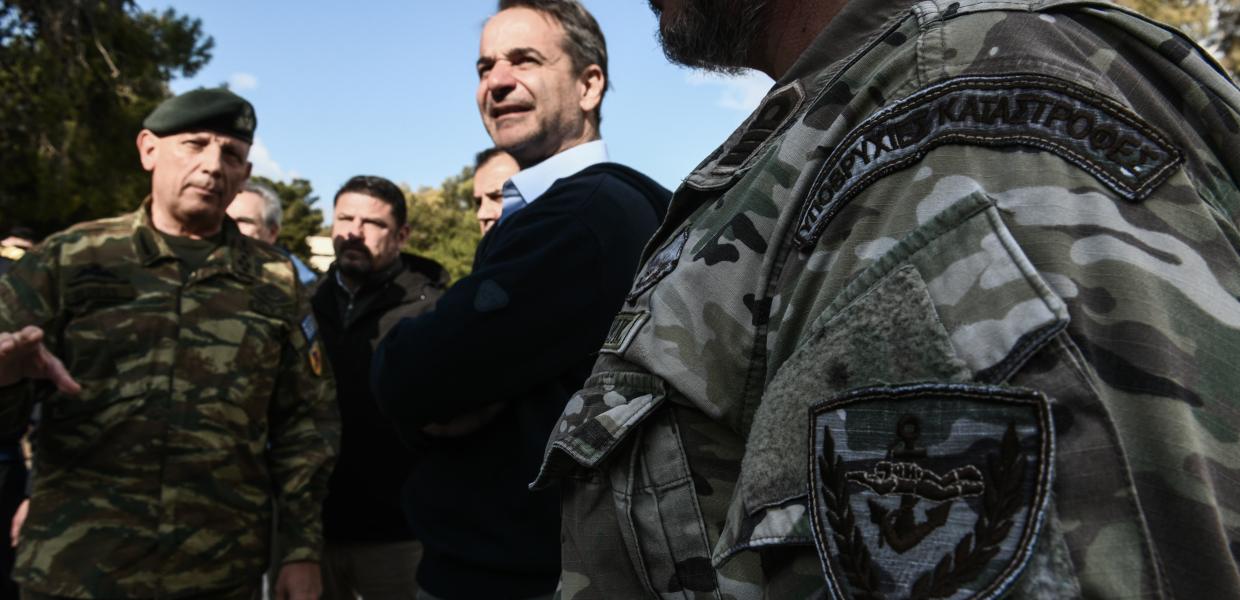 Ο Κυριάκος Μητσοτάκης με στελέχη του στρατού
