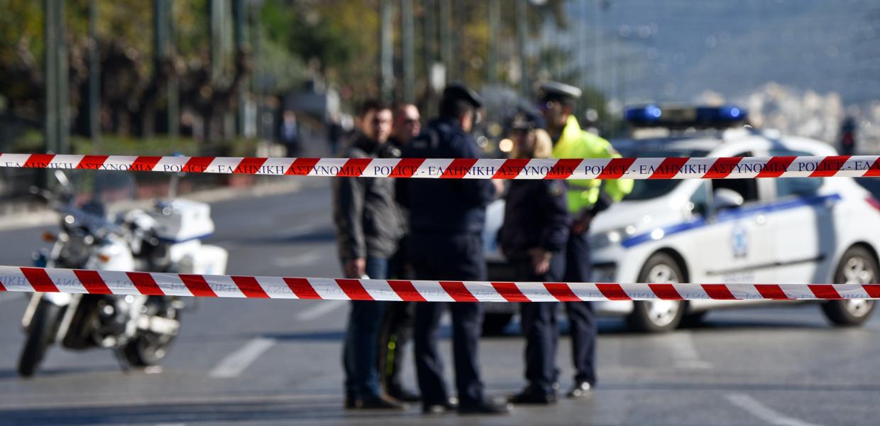 Κορδέλα της αστυνομίας και περιπολικό
