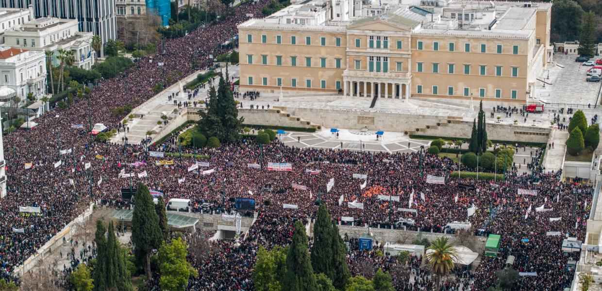Πανοραμική εικόνα της πλατείας Συντάγματος από την απεργιακή συγκέντρωση για τα δύο χρόνια από το σιδηροδρομικό έγκλημα των Τεμπών, Παρασκευή 28 Φεβρουαρίου 2025