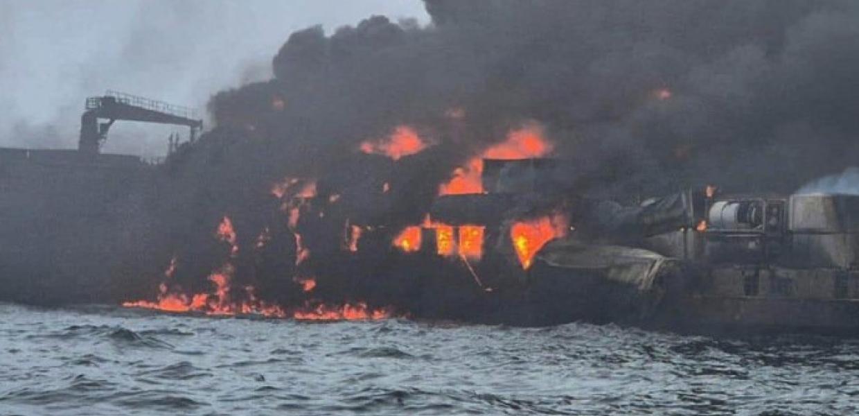 Φωτιά μετά την σύγκρουση τάνκερ με φορτηγό πλοίο