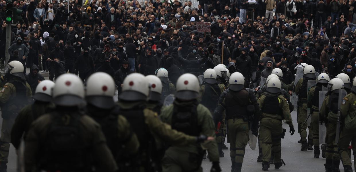 ΜΑΤ εναντίον διαδηλωτών στη συγκέντρωση για τα Τέμπη