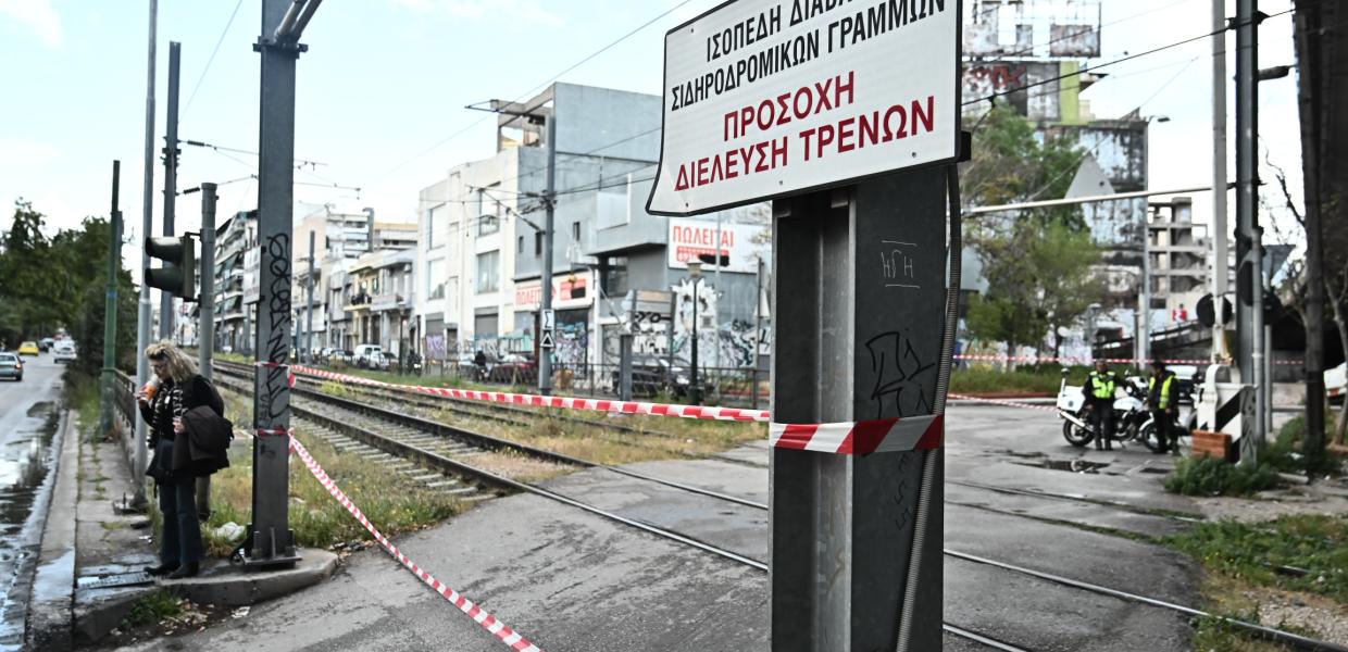 Κορδέλες της αστυνομίας σε διάβαση τρένου
