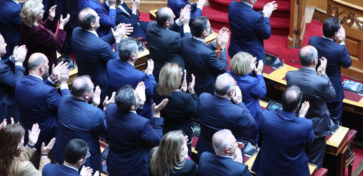 Βουλευτές της ΝΔ χειροκροτούν