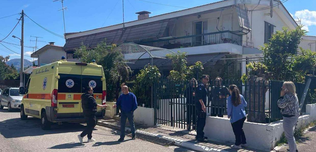 Ασθενοφόρο έξω από σπίτι