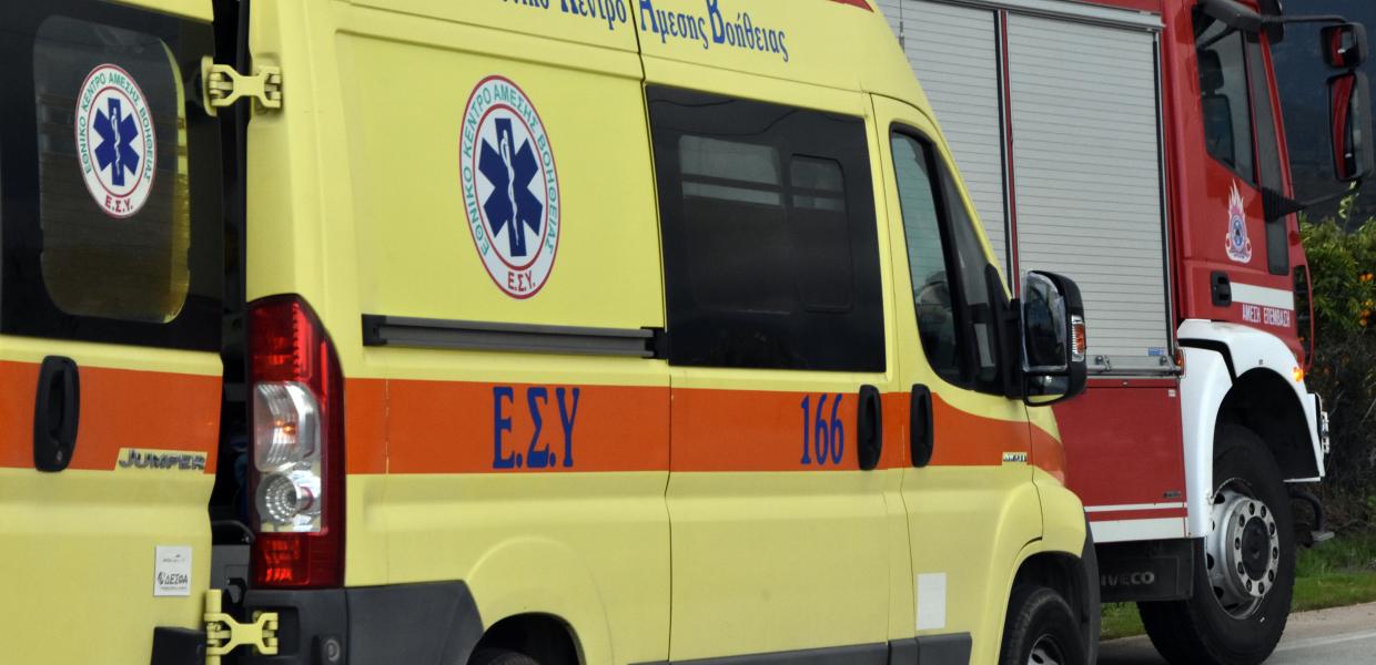 Ασθενοφόρο του ΕΚΑΒ και πυροσβεστικό όχημα