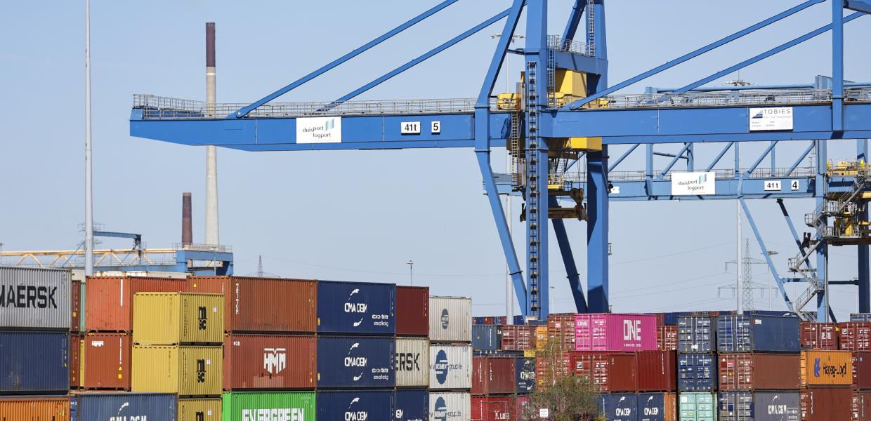 Εμπορευματοκιβώτια σε λιμάνι της Γερμανίας μετά τους δασμούς Τραμπ