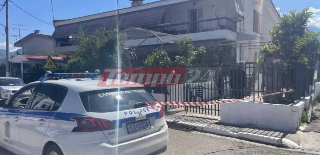 Περιπολικό και κορδέλα της αστυνομίας μπροστά σε σπίτια