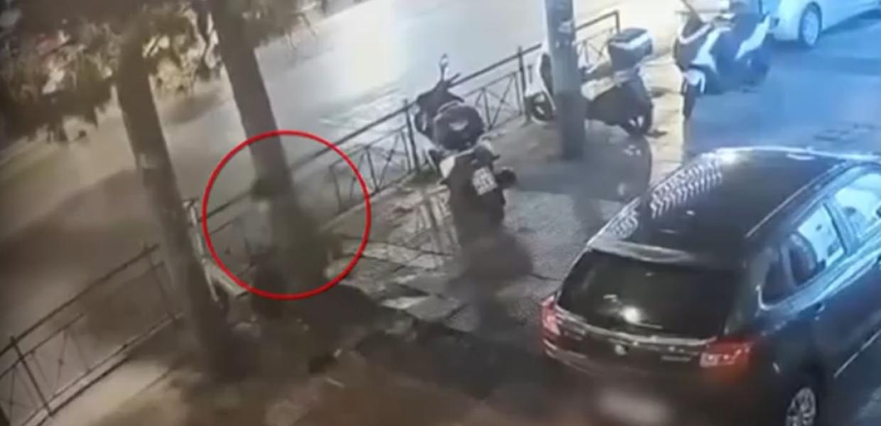 Ο δράστης τοποθετεί τη βόμβα έξω από τα γραφεία της Hellenic Train