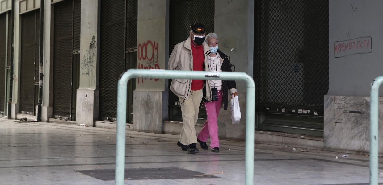 Ηλικιωμένοι περπατάνε