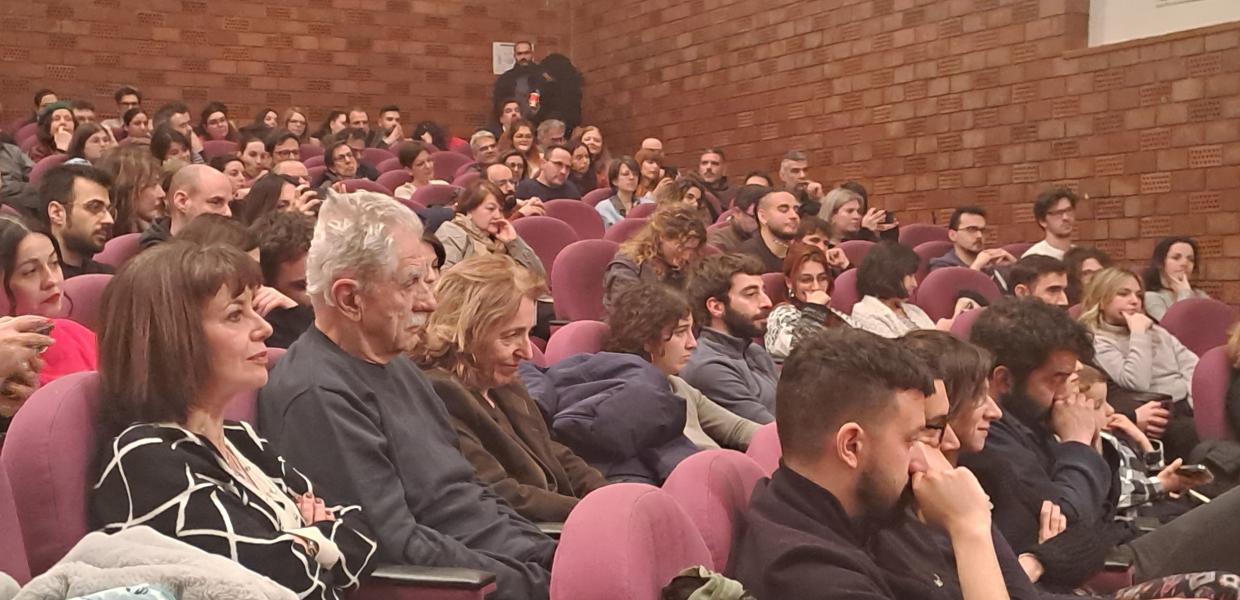Κόσμος σε αμφιθέατρο